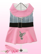 Hollywood Hills Chihuahua Harness Dress & Lead - Beverley Hills Chihuahua started this and now every Chihuahua Hollywood is dressed to kill. You can now join in the fun and create your very own movie star with our beautiful Hollywood Hills Chihuahua dress set. Made from 100% cotton, embroidered with a Chihuahua motif and a black fabric belt.It has...